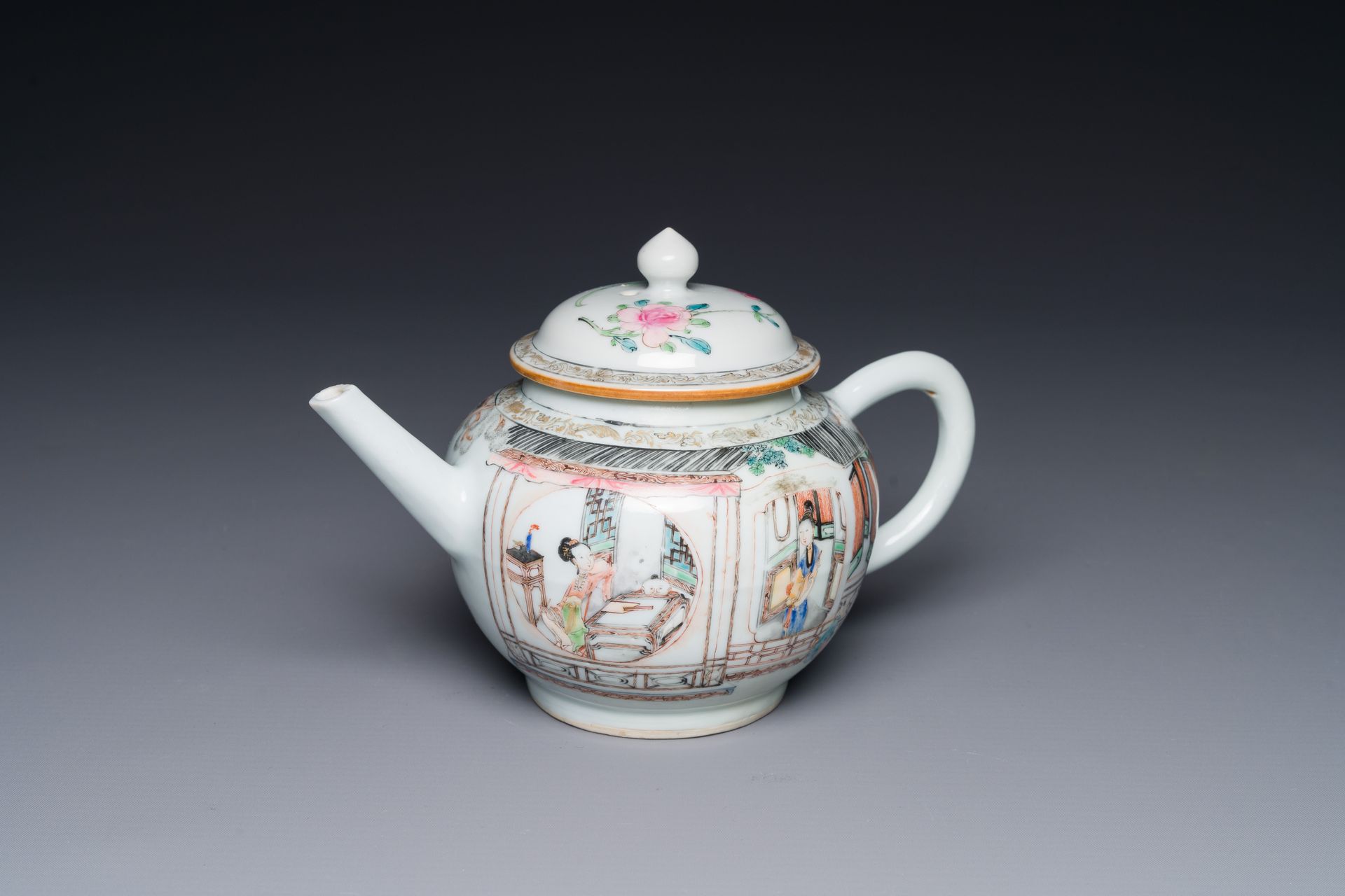 A Chinese famille rose teapot with court ladies and children, Yongzheng Théière &hellip;