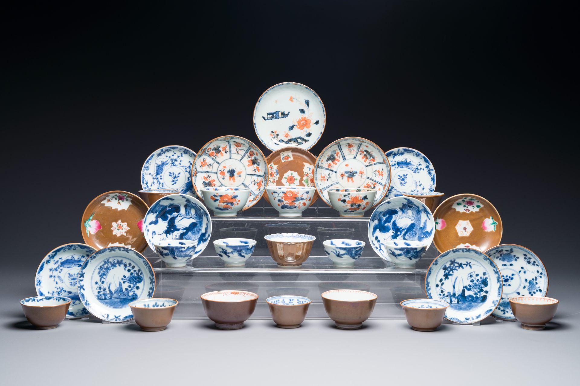 A collection of 17 Chinese porcelain cups and 14 saucers, 18th C. Collection de &hellip;