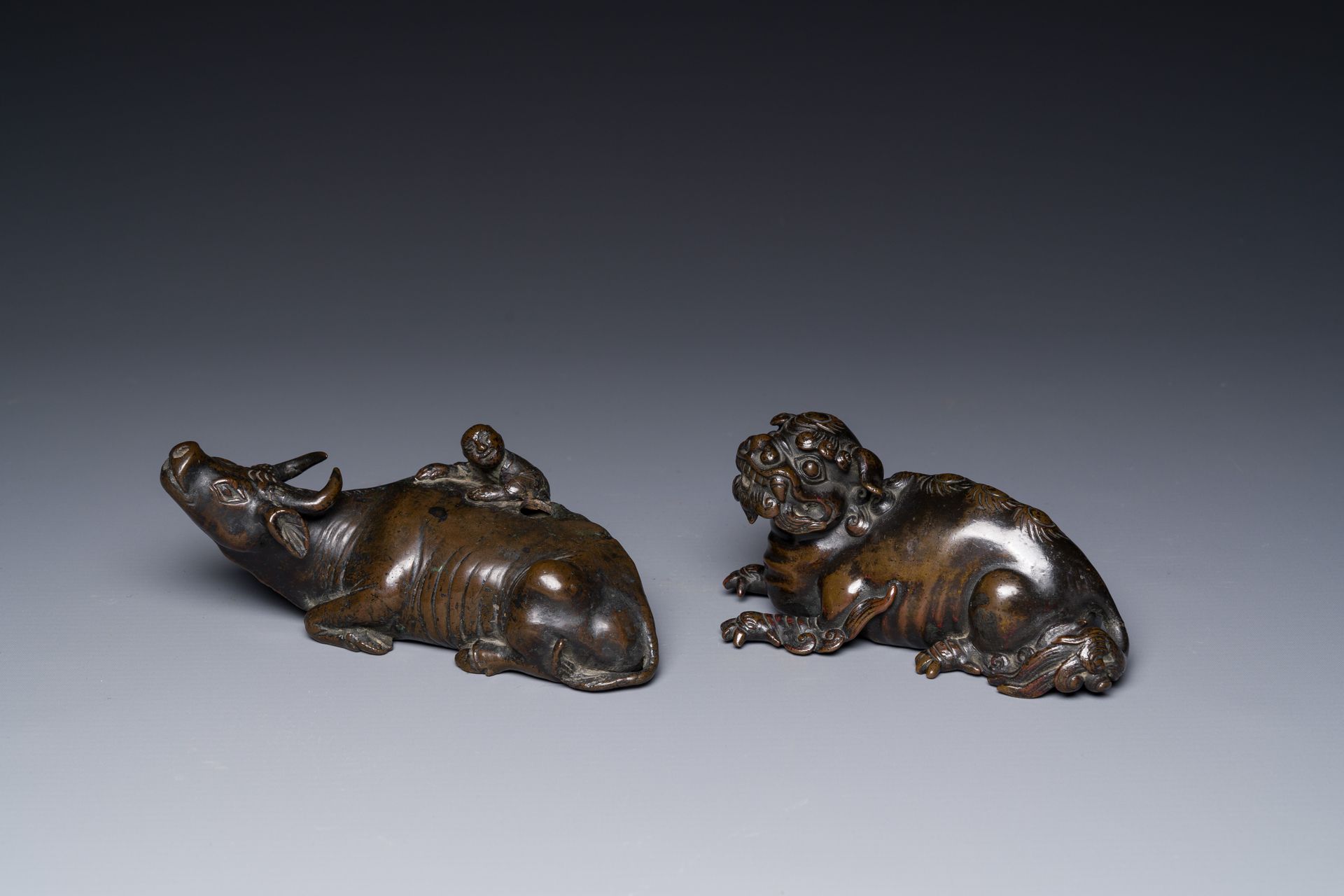 Two Chinese bronze water droppers, Ming/Qing Deux gouttes d'eau en bronze chinoi&hellip;