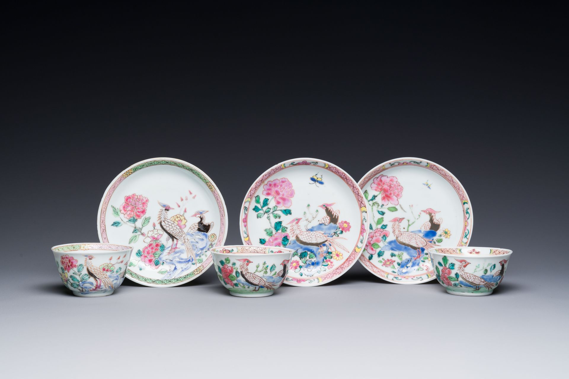 Three Chinese famille rose 'pheasant' cups and saucers, Yongzheng Trois tasses e&hellip;
