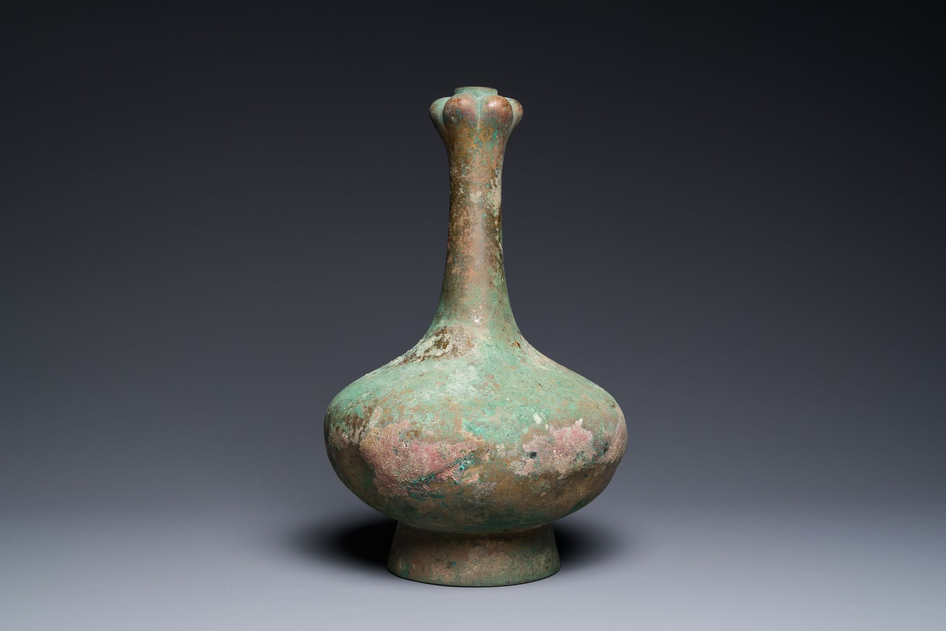 A Chinese bronze garlic-mouth vase, Han Vase chinois en bronze à bouche d'ail, H&hellip;