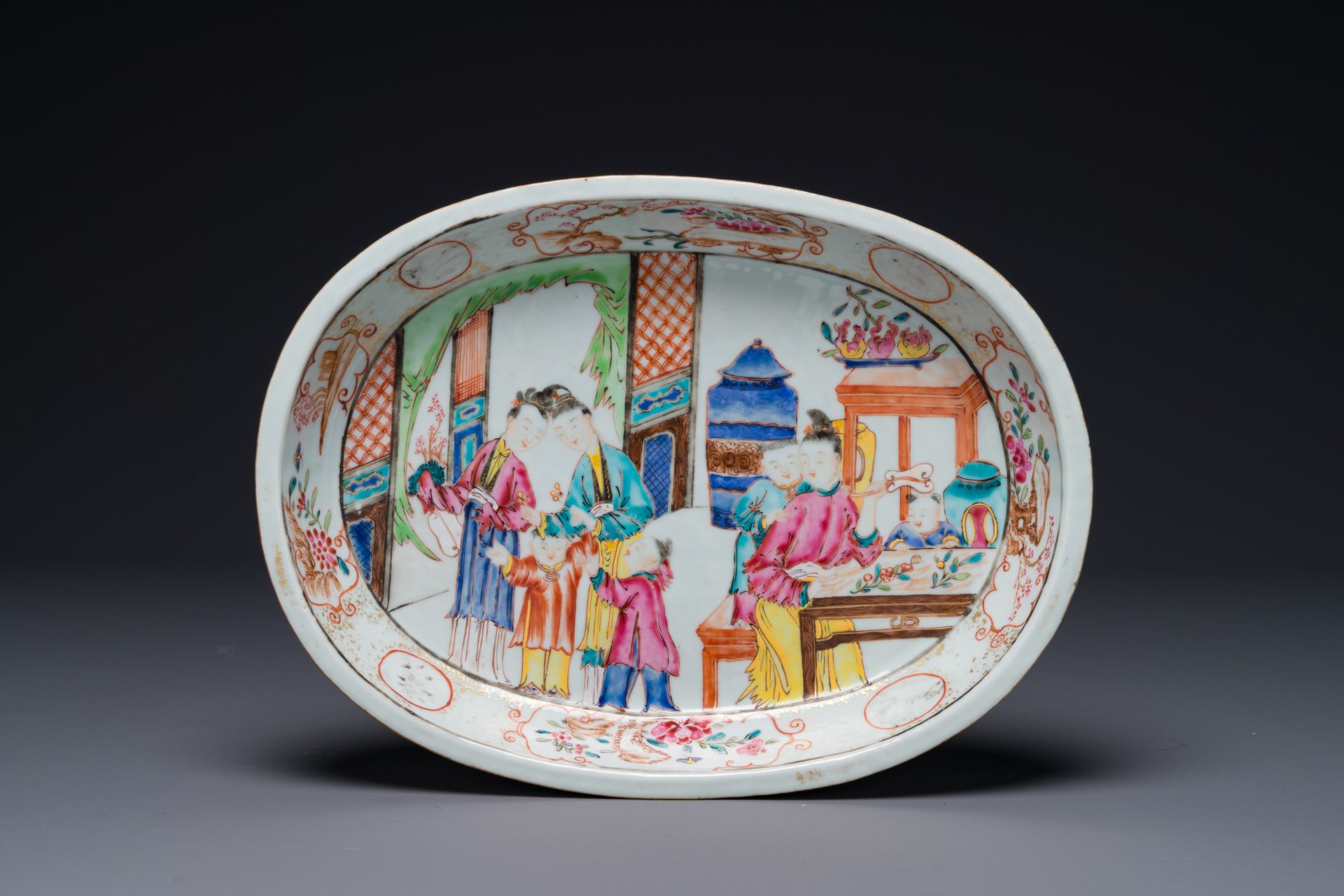 A oval Chinese Canton famille rose 'mandarin subject' bowl, Qianlong Un bol oval&hellip;