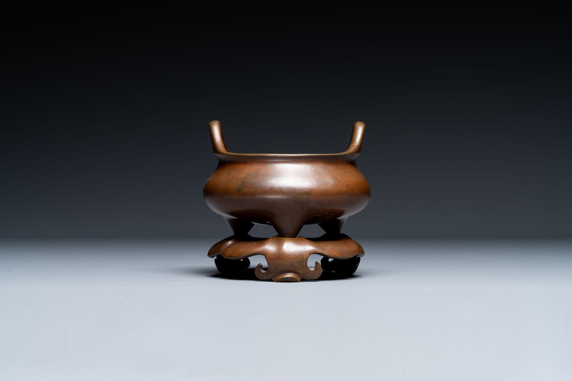A Chinese bronze tripod censer on a stand, Xuande mark, 19th C. Encensoir tripod&hellip;