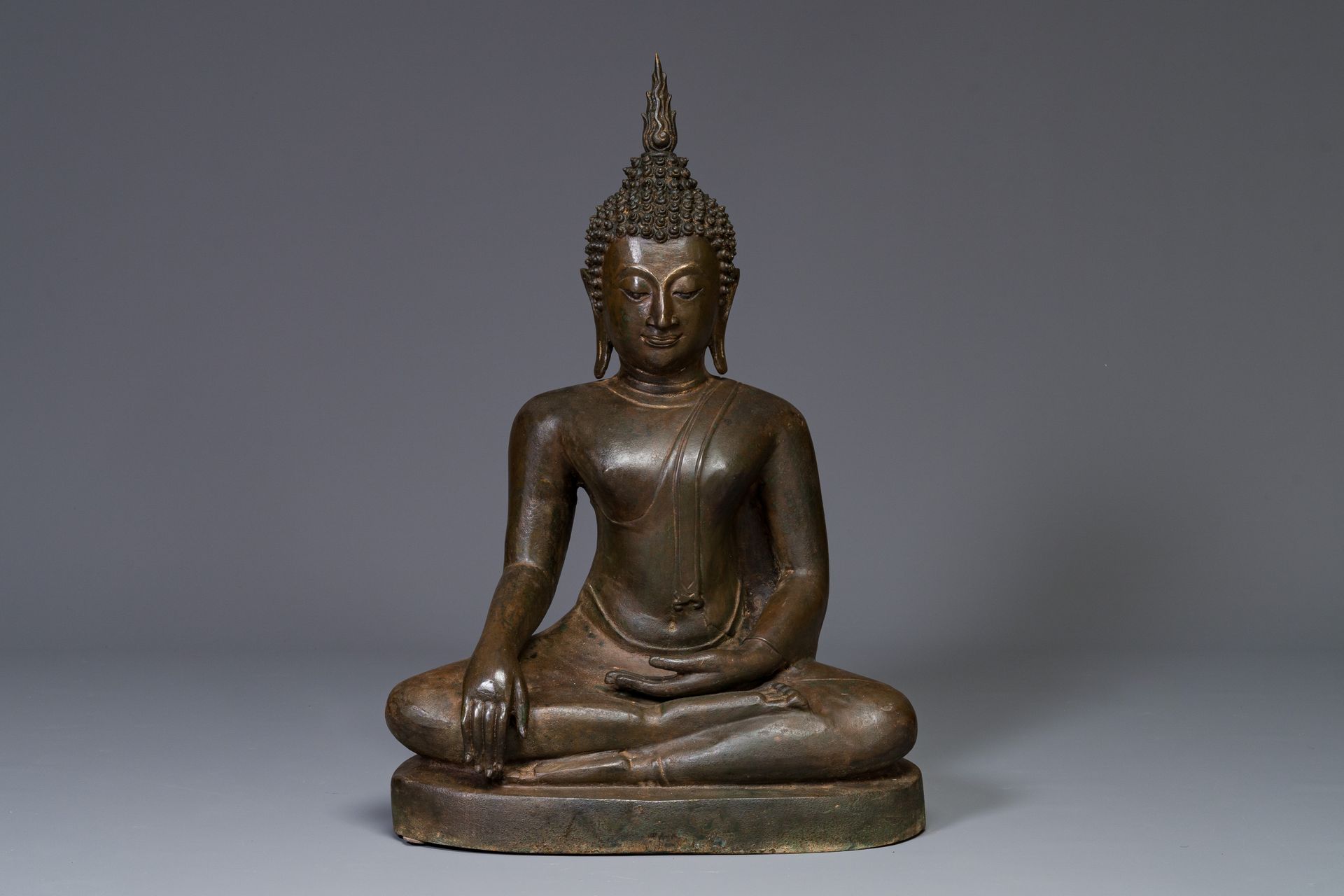 A Thai bronze Buddha in bhumisparsha mudra, 18/19th C. Bouddha thaïlandais en br&hellip;