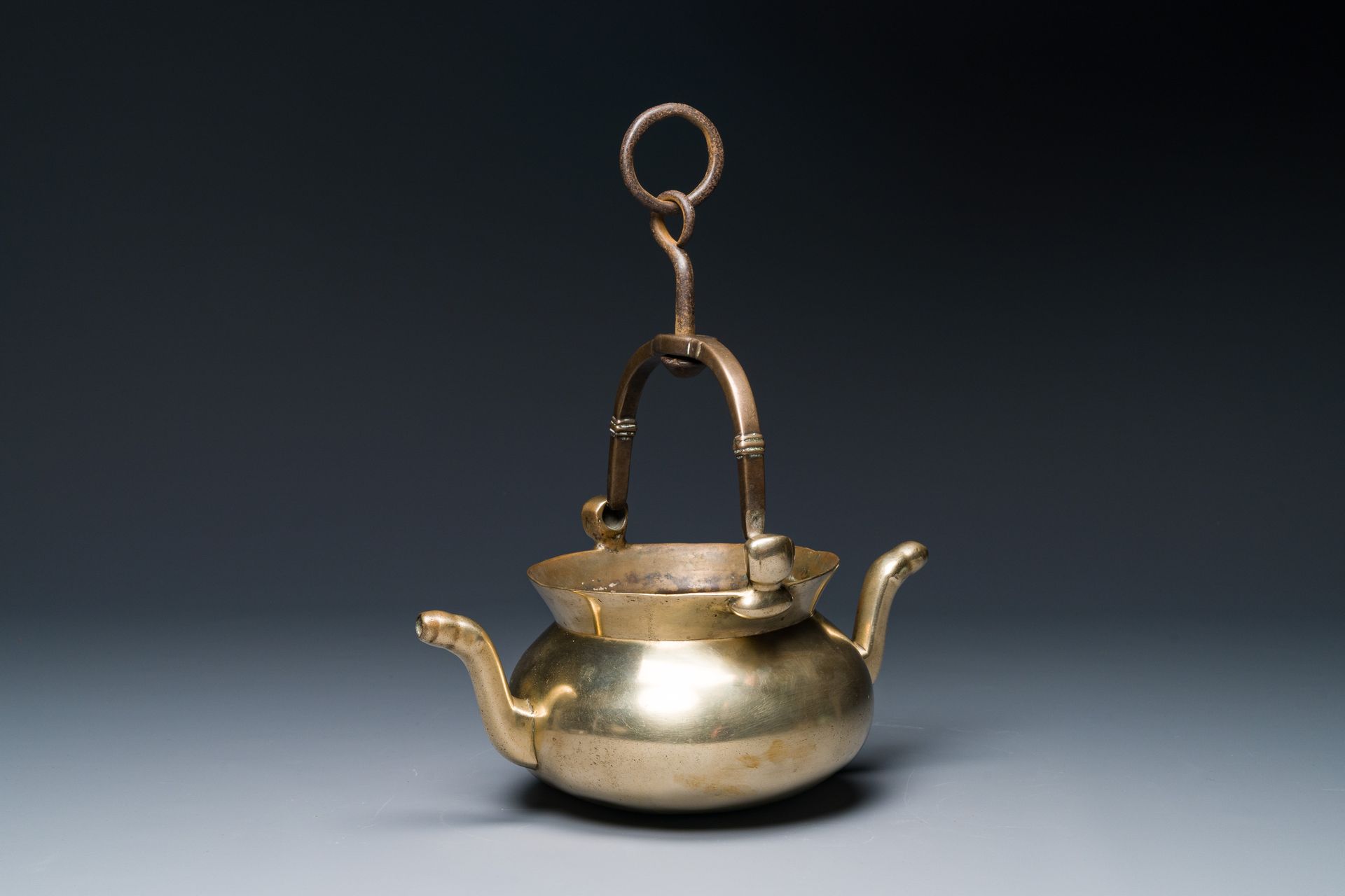 A bronze 'lavabo' or water bowl, Flanders, probably 15th C. Lavabo o ciotola per&hellip;
