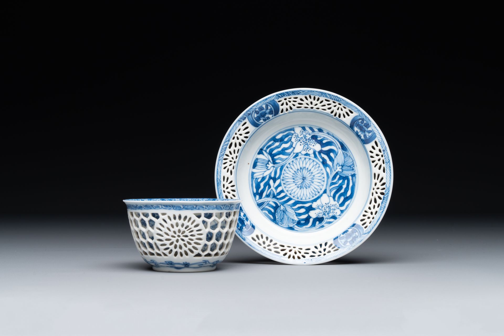 A Chinese blue and white reticulated double-walled cup and saucer, Kangxi Tasse &hellip;