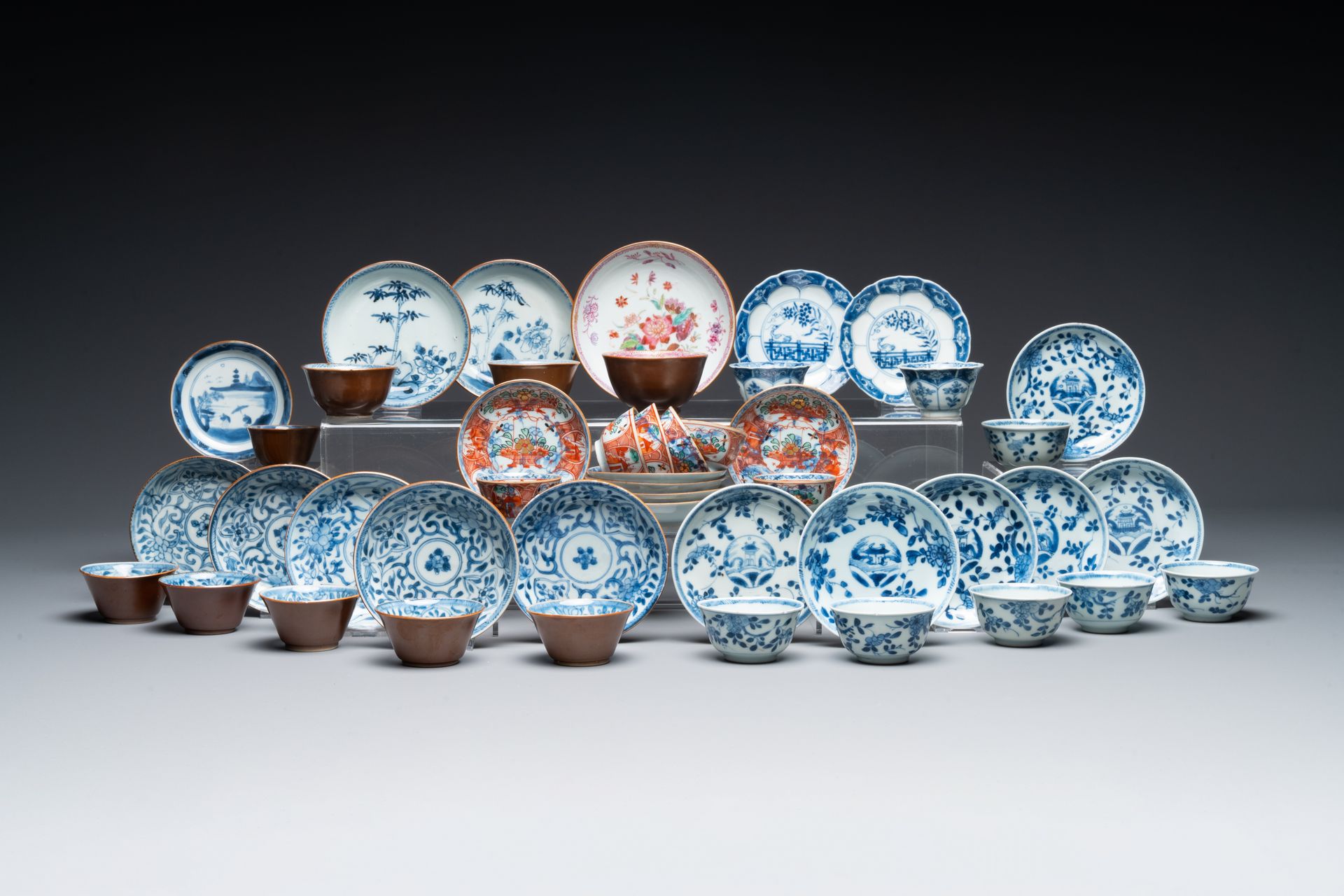 A collection of 23 Chinese cups and saucers, Kangxi/Qianlong Une collection de 2&hellip;