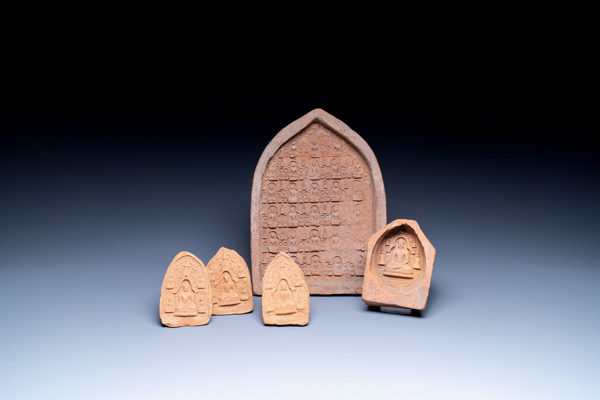Five Burmese Buddhist votive pottery plaques, Pagan Period, 11/14th C. Cinq plaq&hellip;