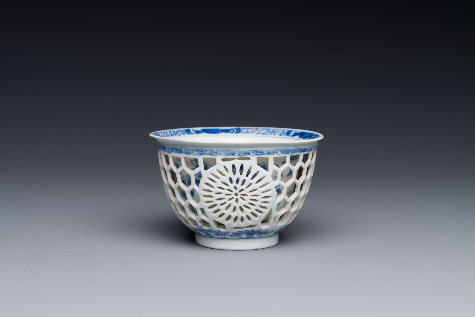 A rare Chinese reticulated double-walled blue and white cup, Kangxi Rare coupe c&hellip;