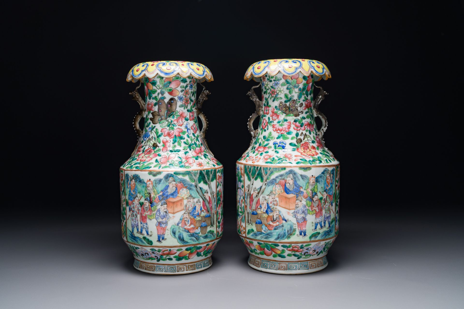 A pair of fine Chinese Canton famille rose 'Water Margin 水滸傳' vases, 19th C. Pai&hellip;
