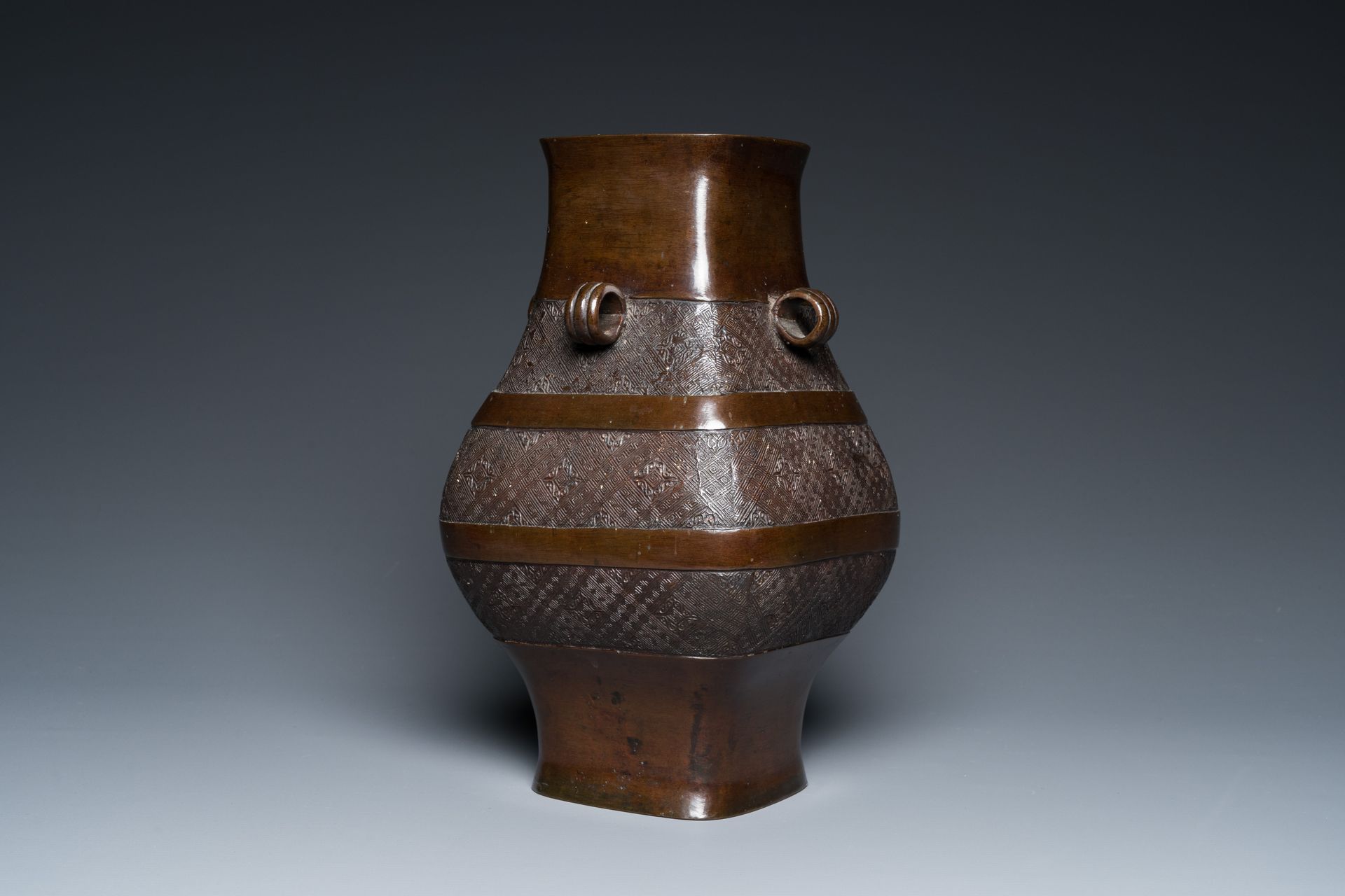 A Chinese archaistic bronze 'fanghu' vase, Ming Vase archaïque chinois en bronze&hellip;