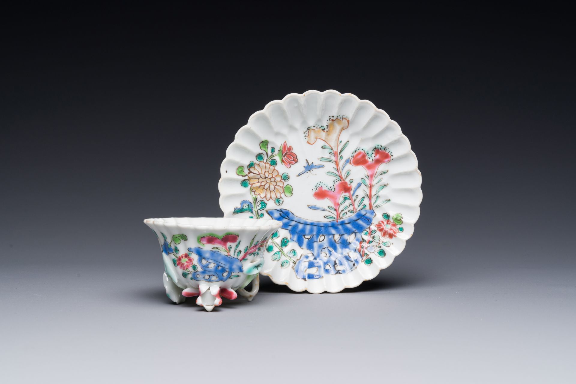 A Chinese famille rose relief-decorated cup and saucer, Yongzheng Tasse et souco&hellip;