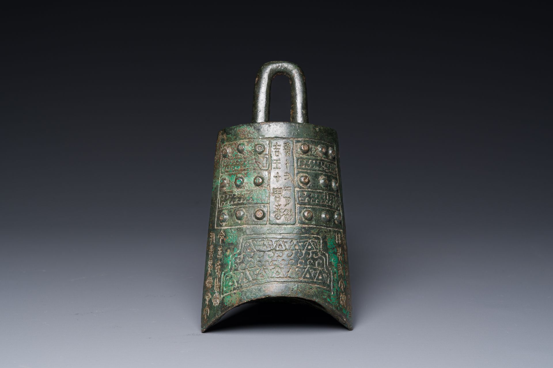 A rare Chinese inscribed archaic bronze bell, Eastern Zhou Rare cloche chinoise &hellip;