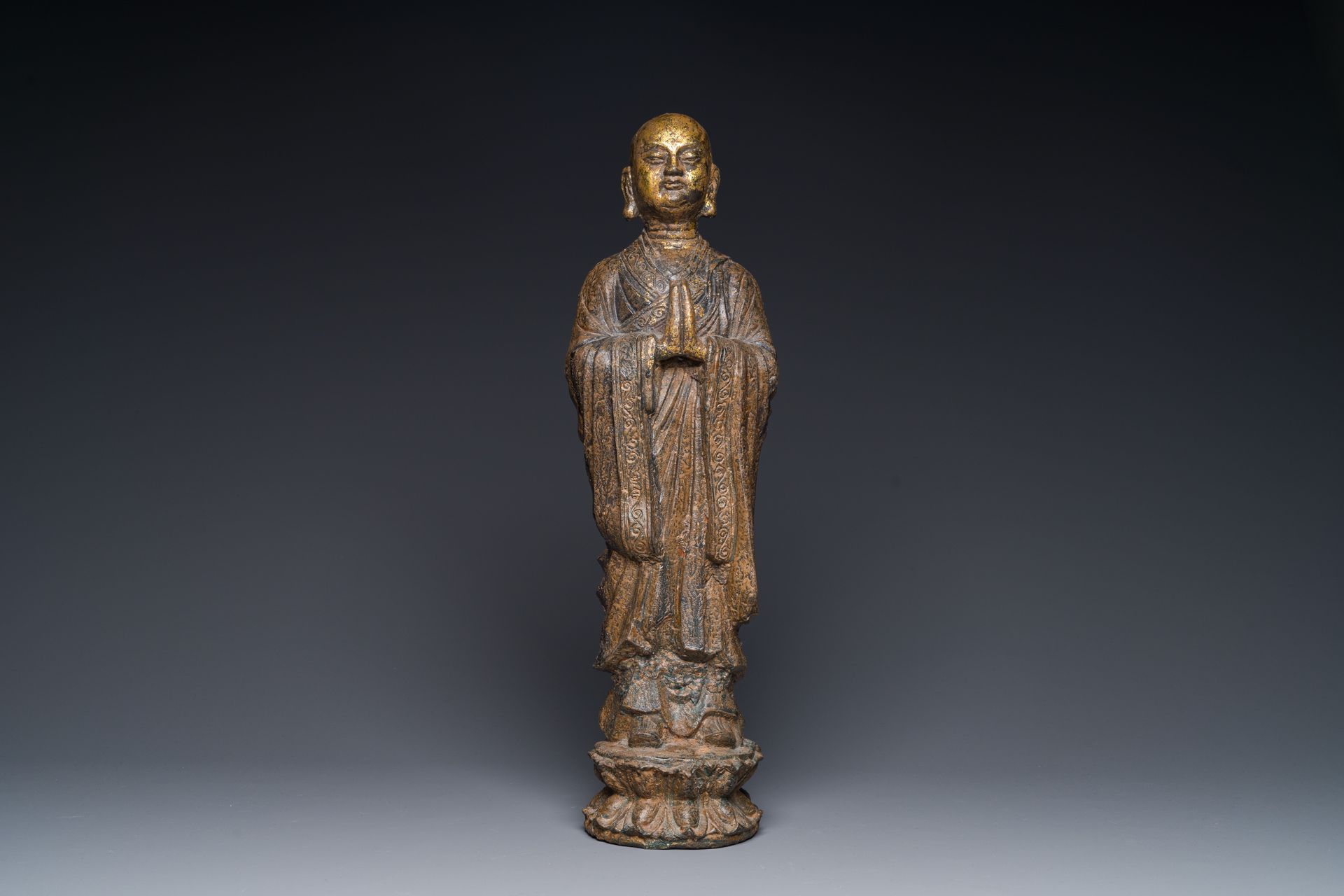 A Chinese gilt cast iron figure of a standing monk, Ming Figurine chinoise en fo&hellip;