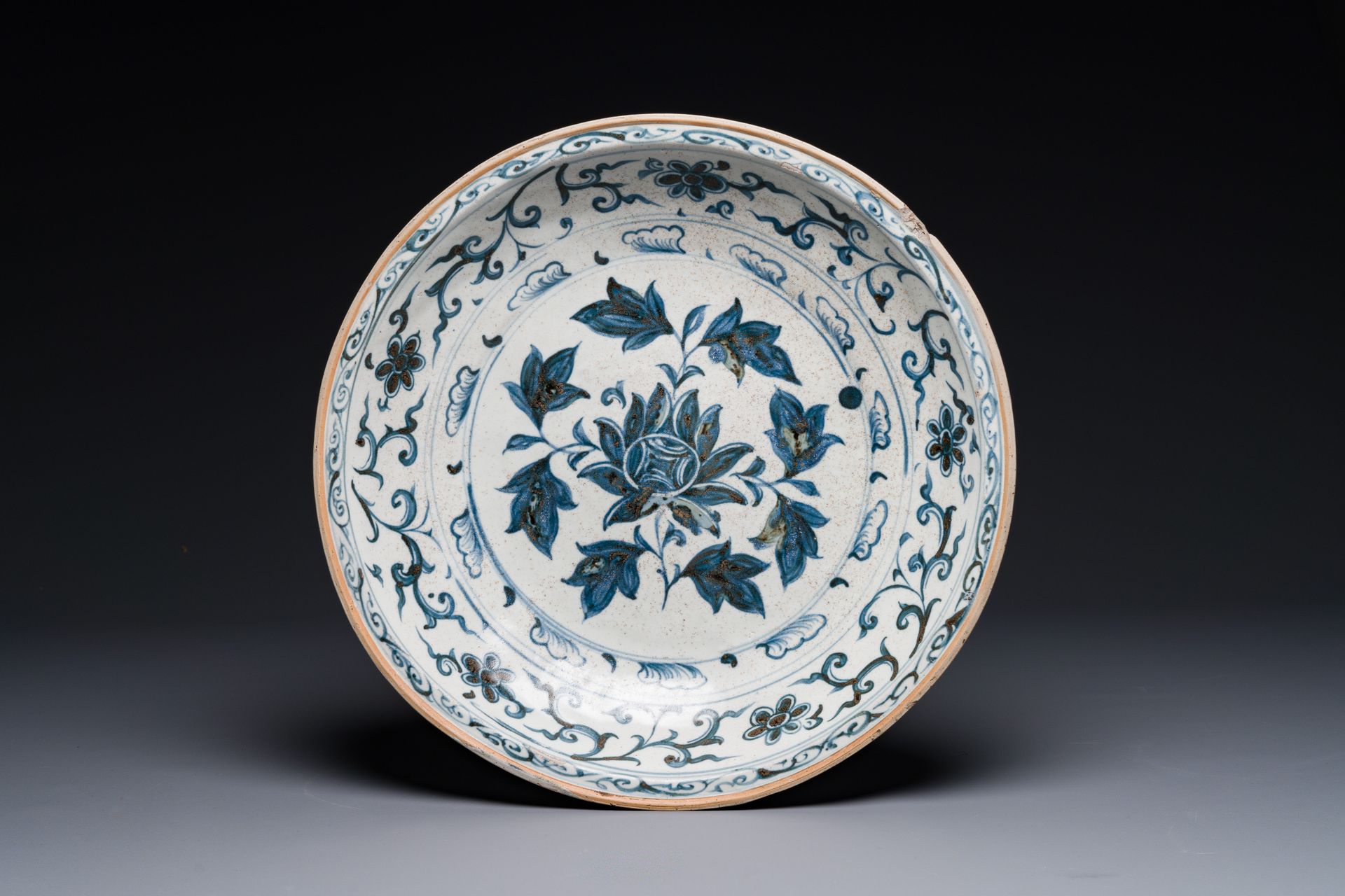 A Vietnamese or Annamese blue and white 'floral' dish, 15/16th C. Plat floral vi&hellip;
