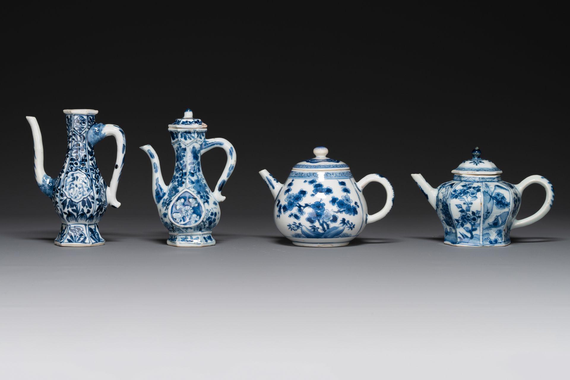 Two Chinese blue and white ewers and two teapots, Kangxi Deux aiguières et deux &hellip;