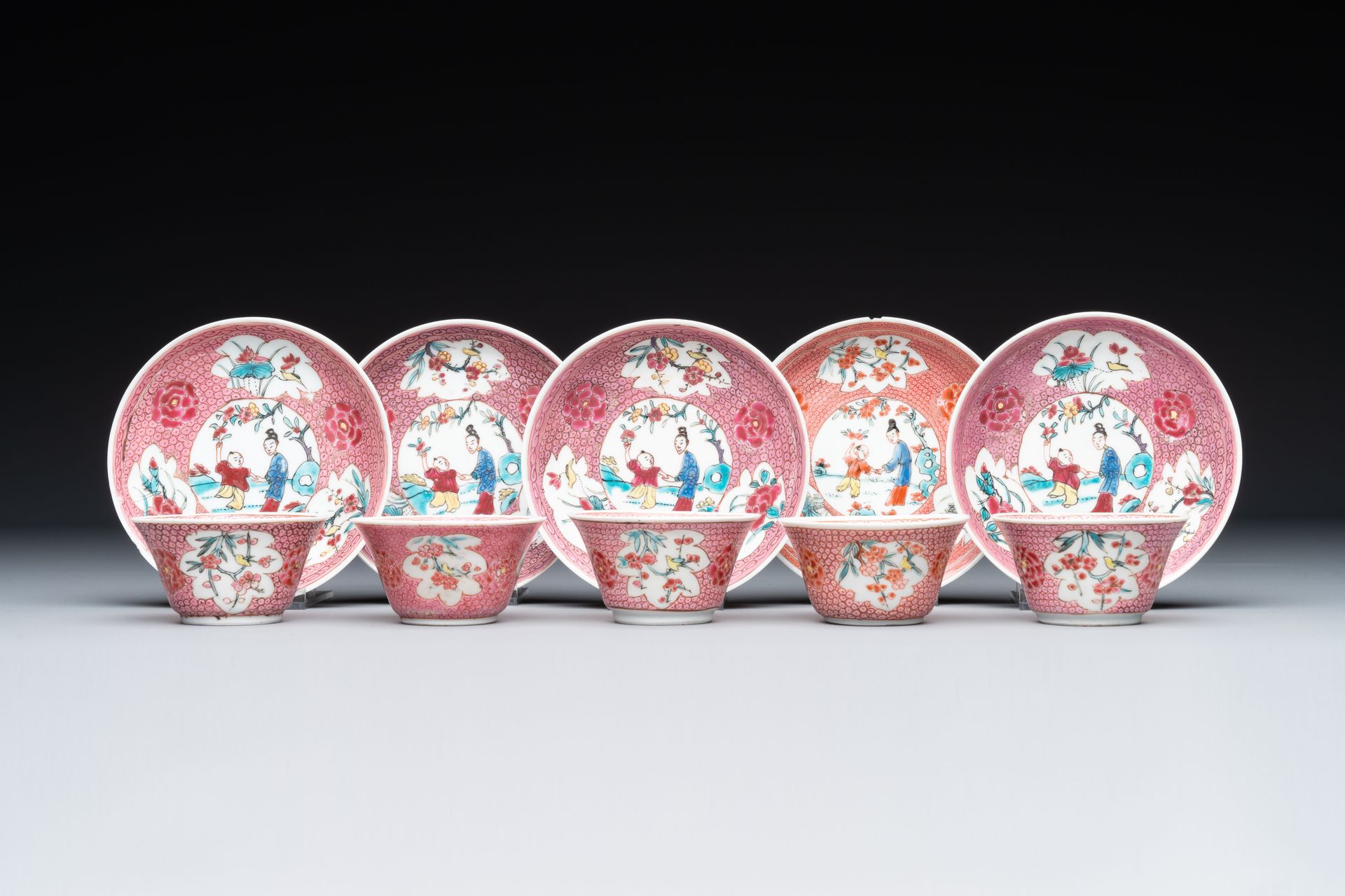 Five Chinese famille rose cups and saucers with figures, Yongzheng Cinq tasses e&hellip;