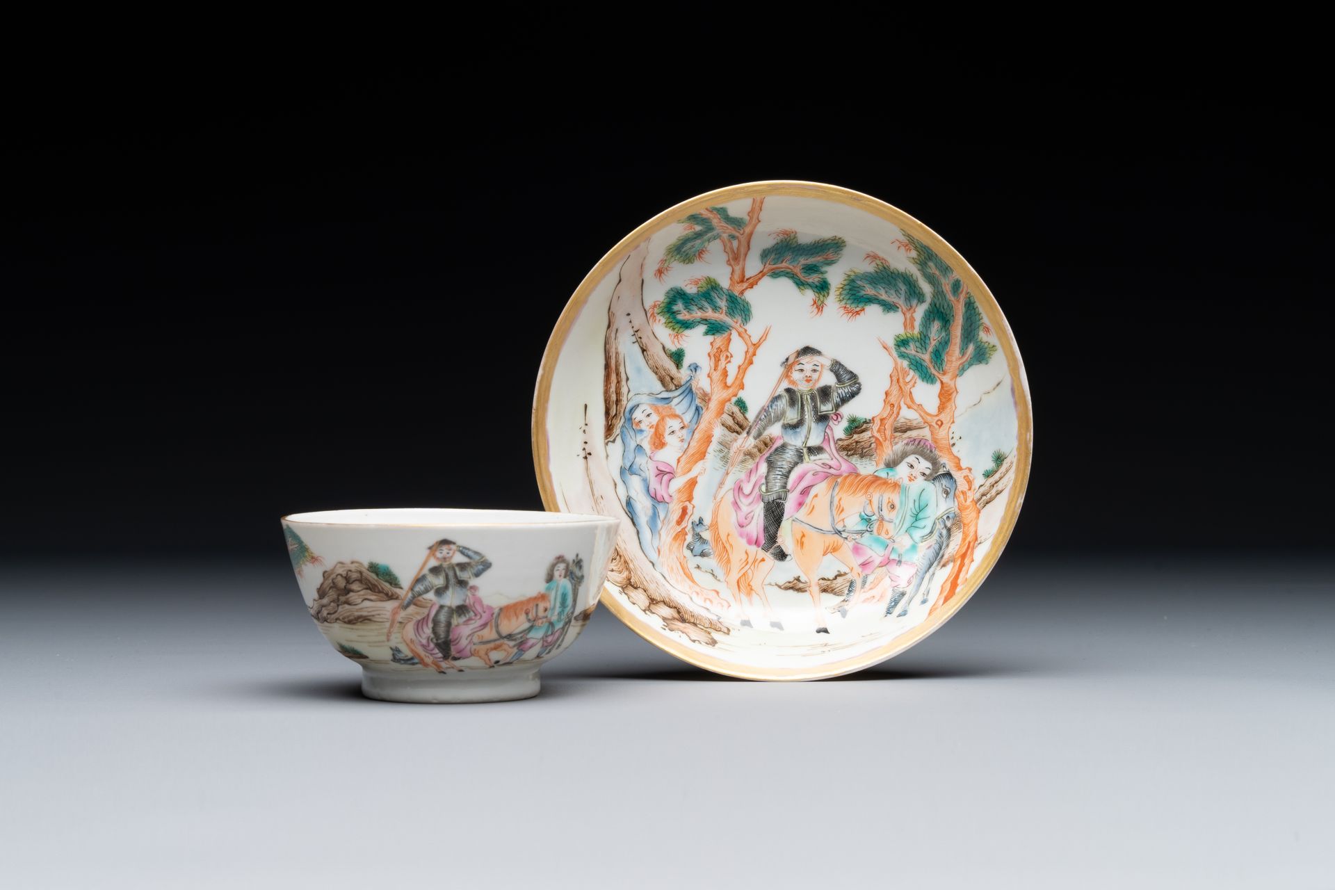 A Chinese famille rose 'Don Quixote' cup and saucer, 18/19th C. Tasse et soucoup&hellip;