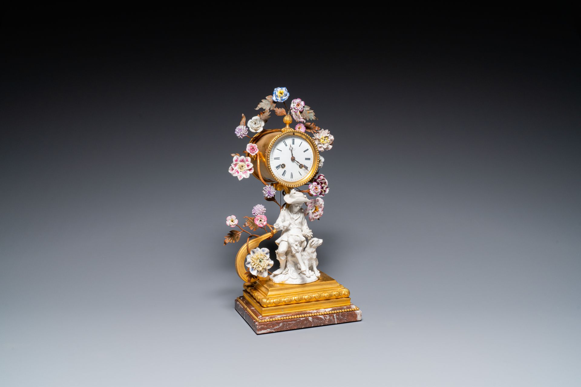 A French ormolu-mounted porcelain mantel clock, 18/19th C. Pendule de cheminée f&hellip;