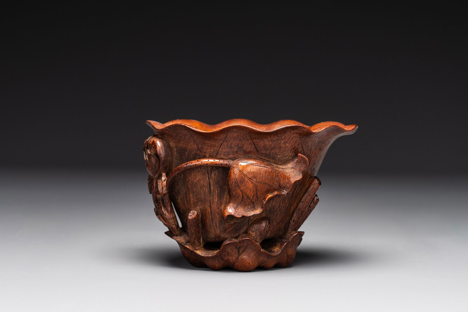 A Chinese carved bamboo 'lotus' libation cup, 17/18th C. Coupe à libations en ba&hellip;