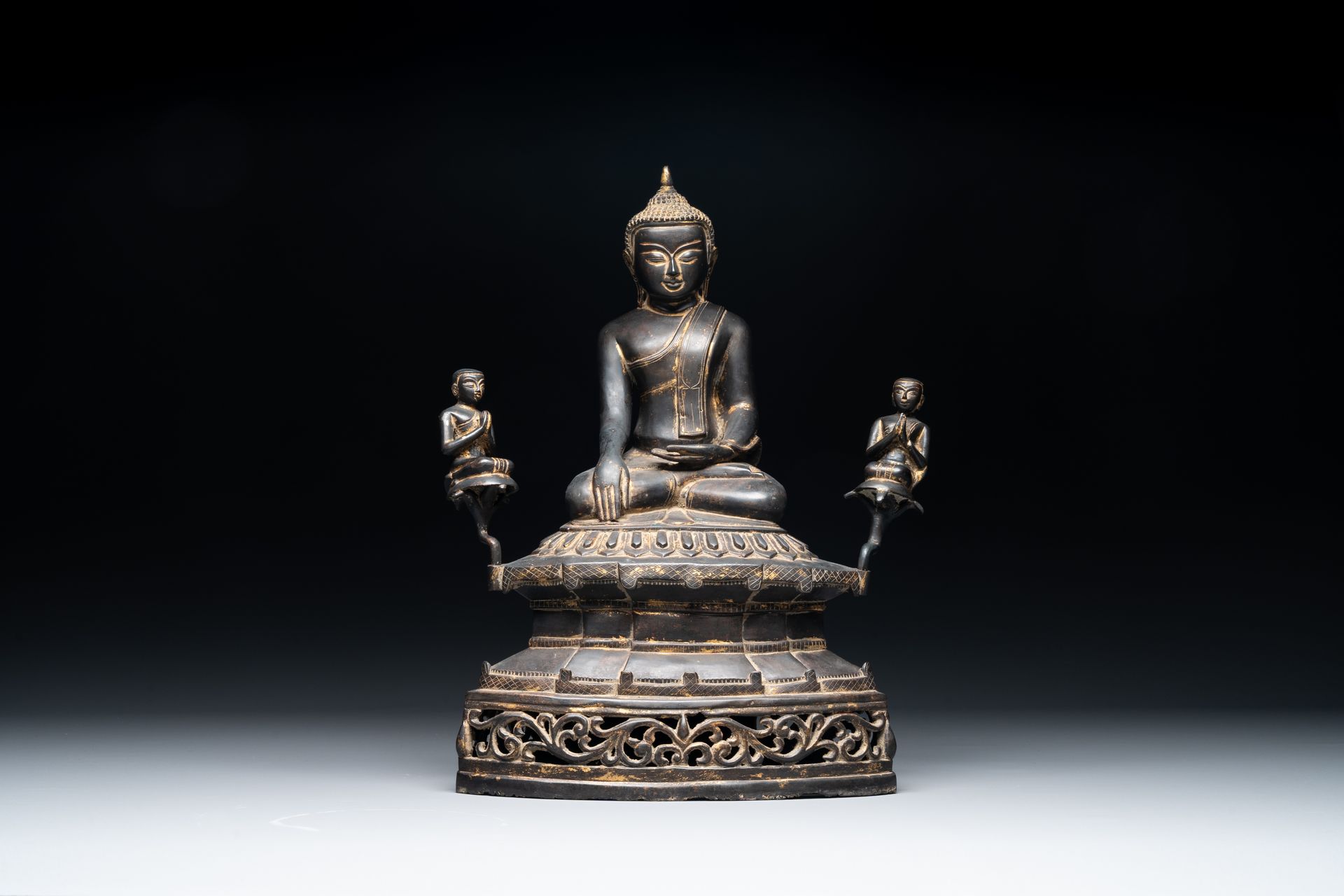 A Burmese bronze Shan Buddha with traces of gilt, 16/17th C. Bouddha Shan en bro&hellip;