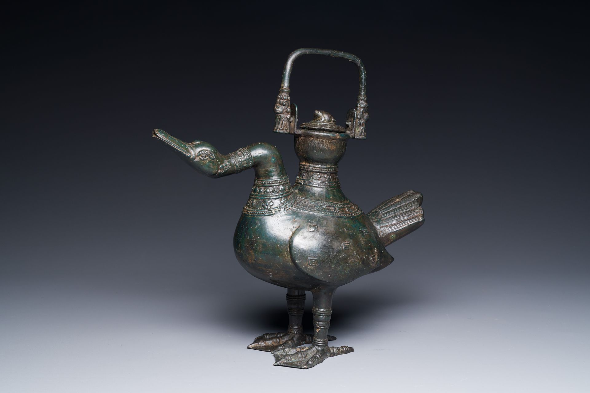 A Chinese archaistic bronze wine vessel in the form of a goose, Song Vase à vin &hellip;