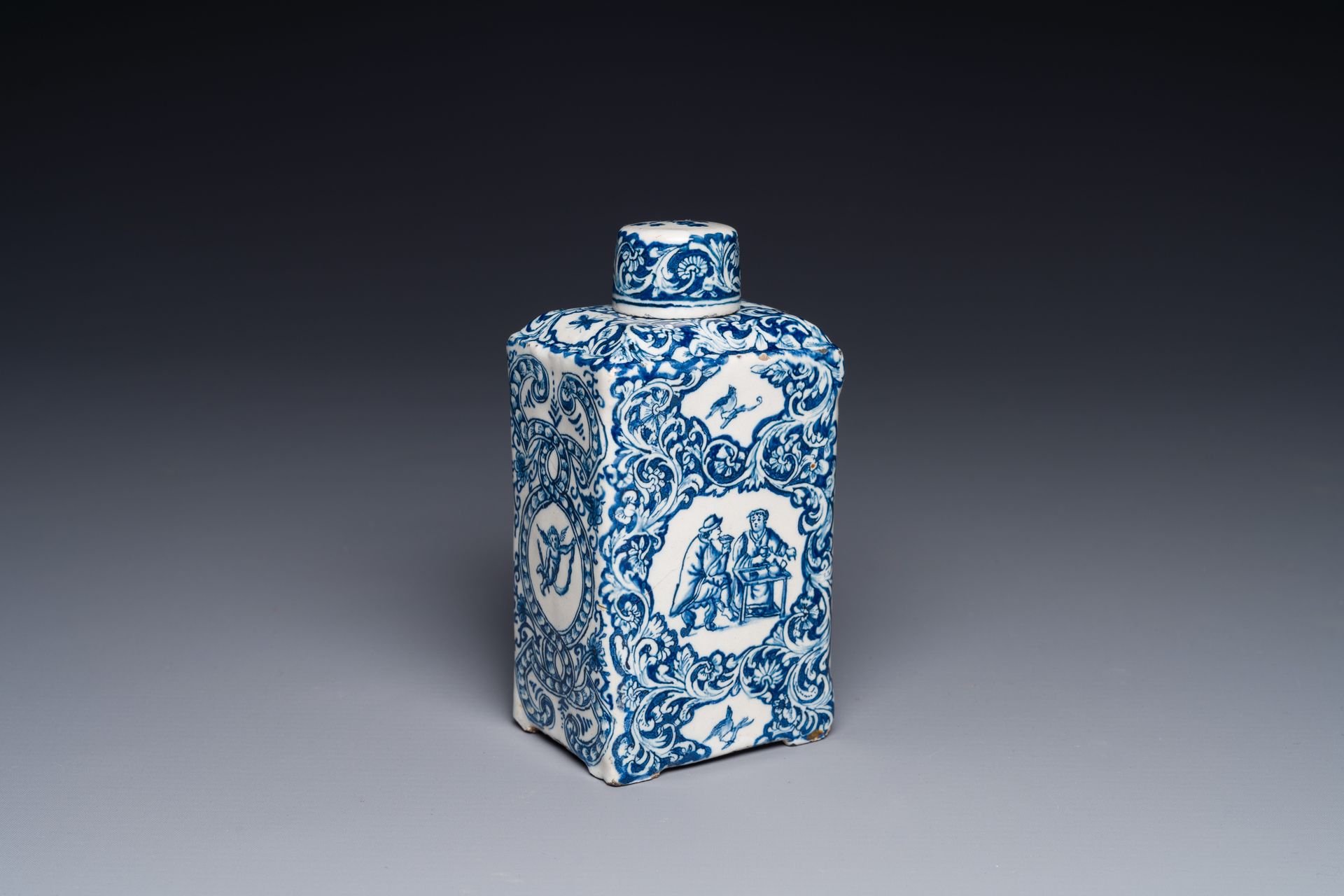 A rectangular Dutch Delft blue and white teacaddy and cover, 18th C. Thé rectang&hellip;