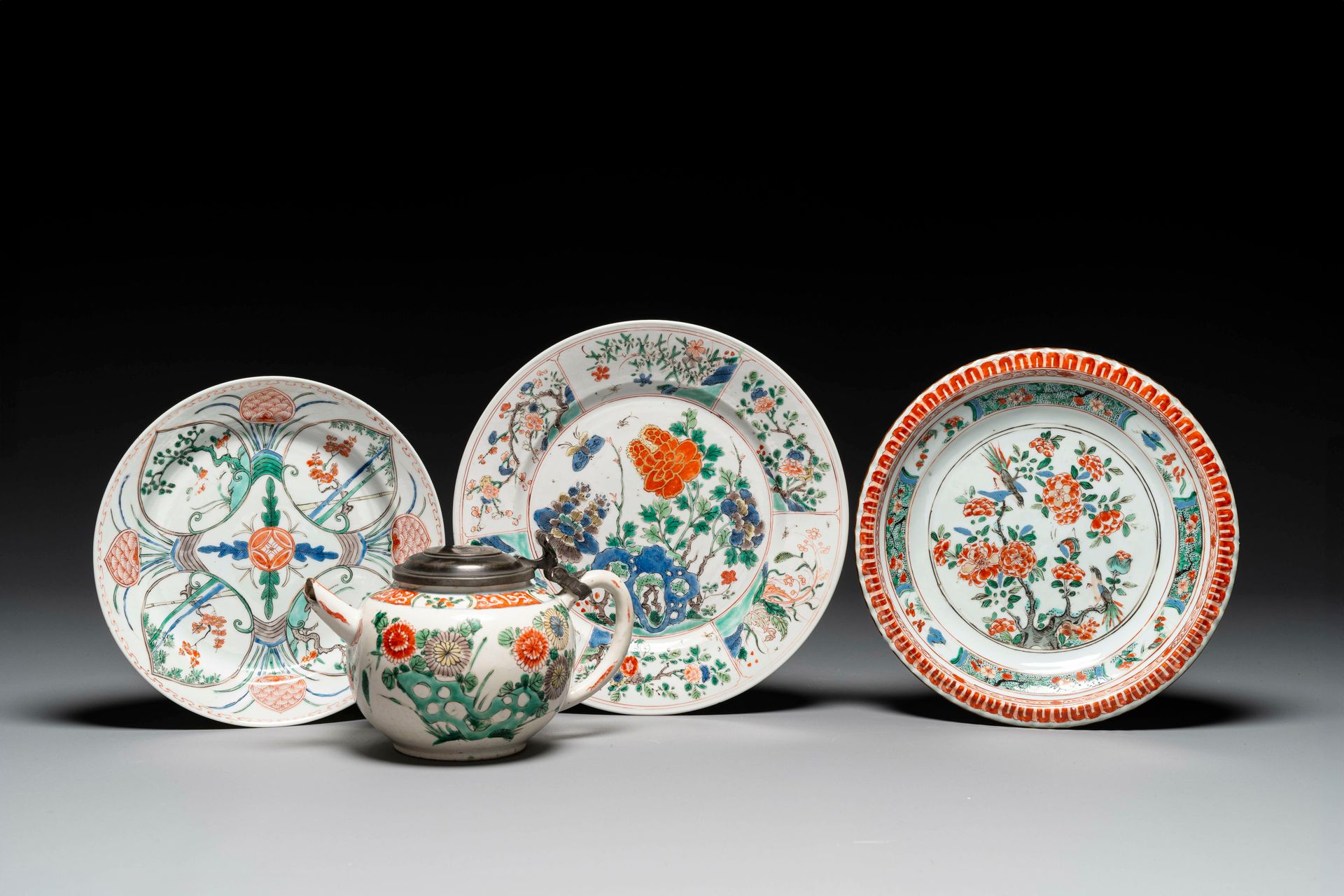 Three Chinese famille verte plates and a teapot, Kangxi Trois assiettes en famil&hellip;