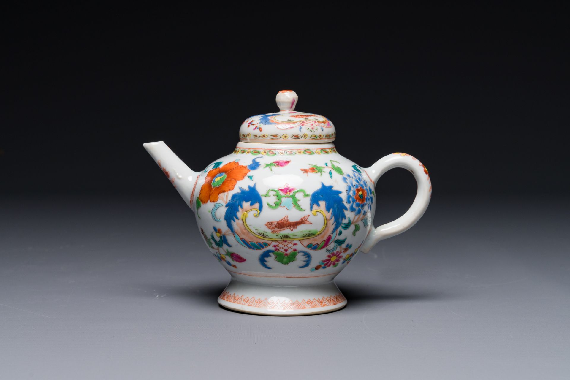 A Chinese famille rose 'Pompadour' teapot and cover, Qianlong Théière et couverc&hellip;