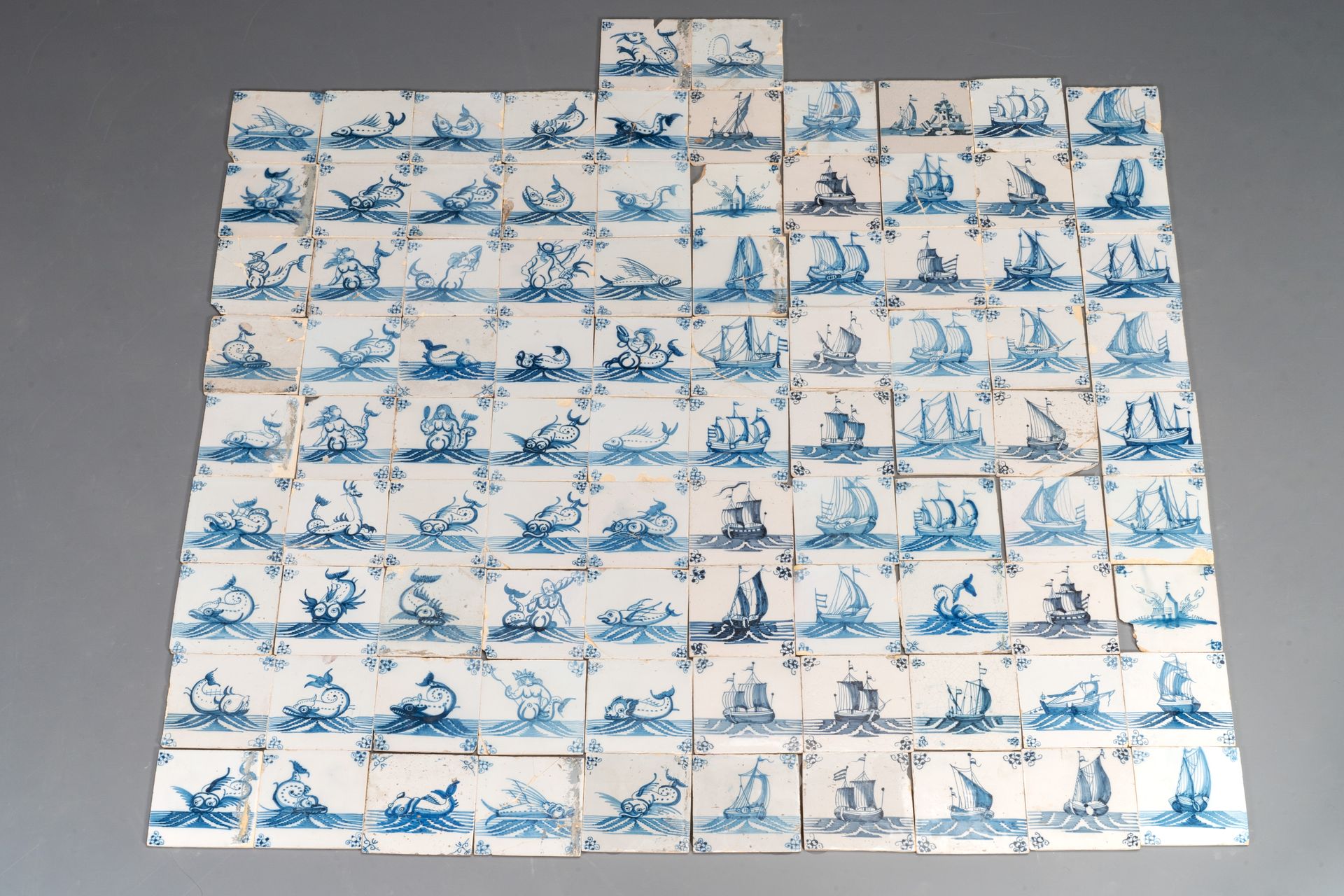 92 blue and white Dutch Delft tiles with sea monsters and ships, 18th C. 92 carr&hellip;