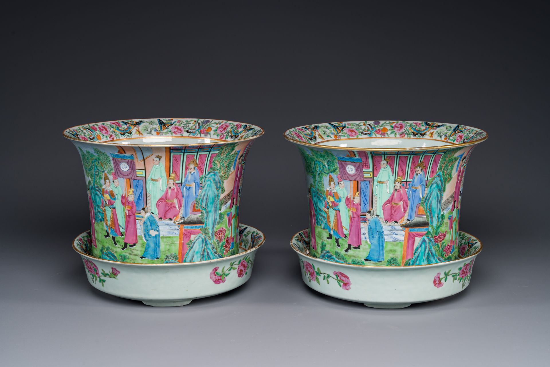 A pair of fine Chinese Canton famille rose jardinieres on stands, 19th C. Paire &hellip;