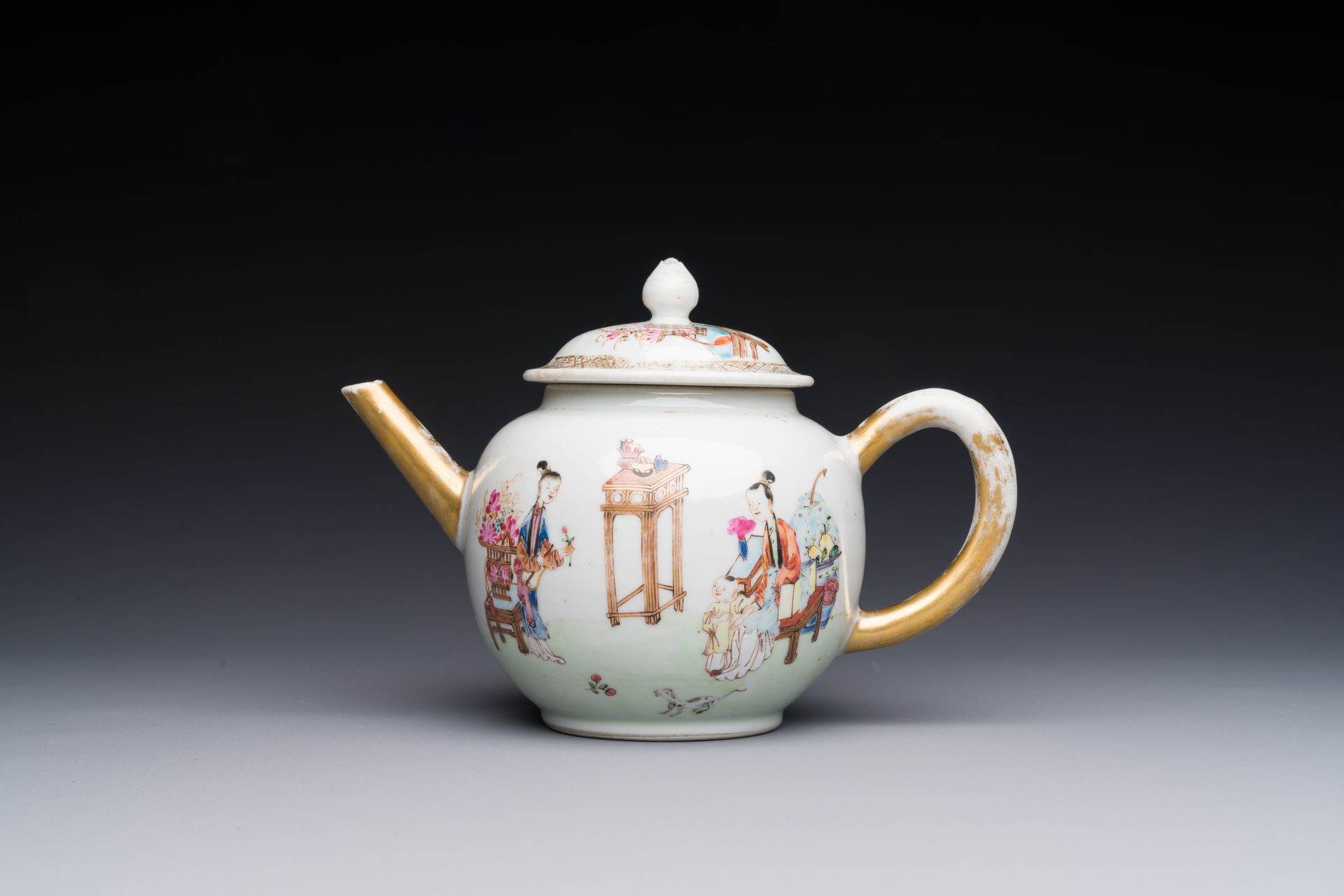 A Chinese gilt famille rose teapot, Yongzheng Théière chinoise en famille rose d&hellip;