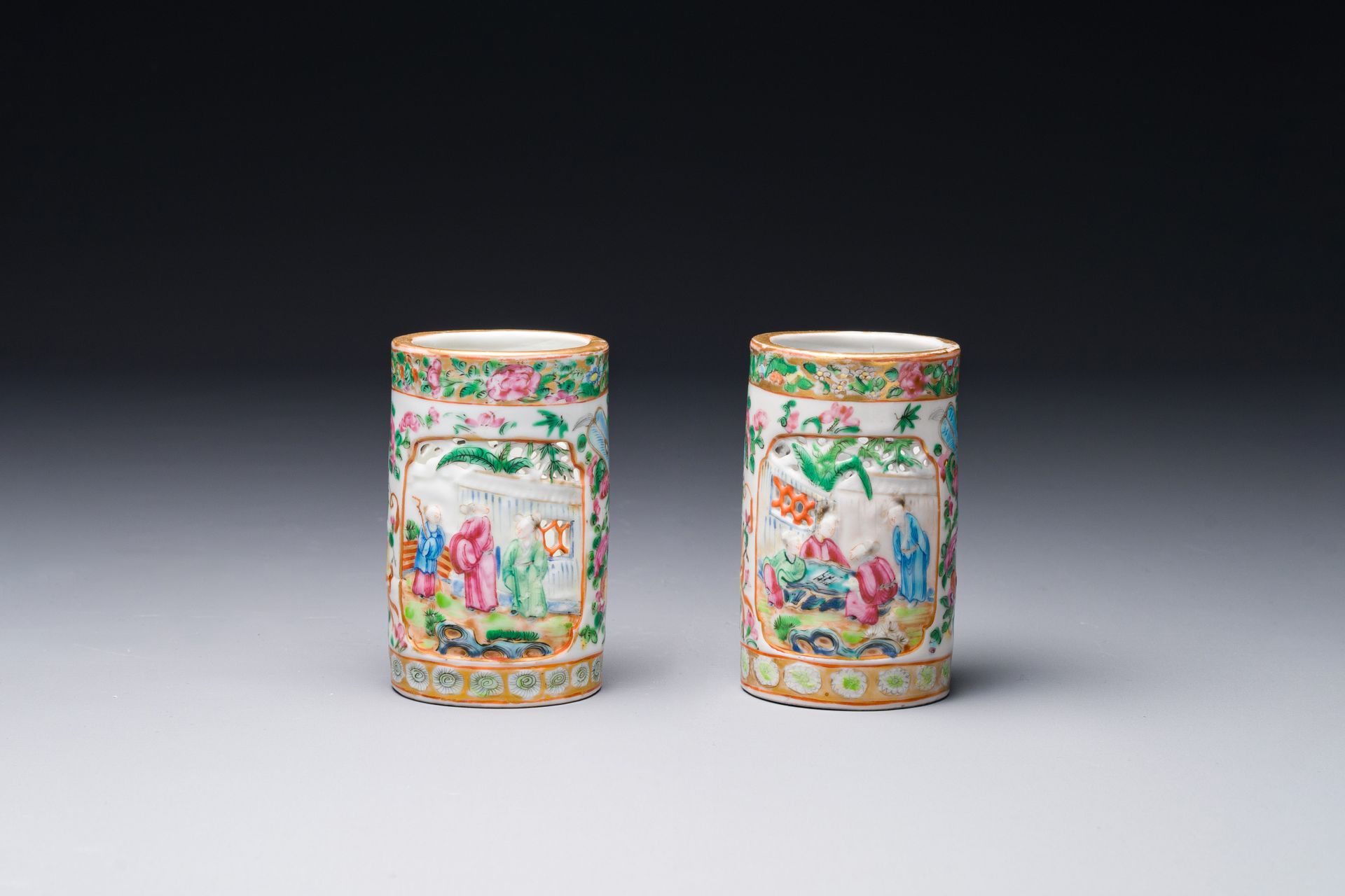 A pair of Chinese reticulated Canton famille rose brush pots, 19th C. Paire de p&hellip;