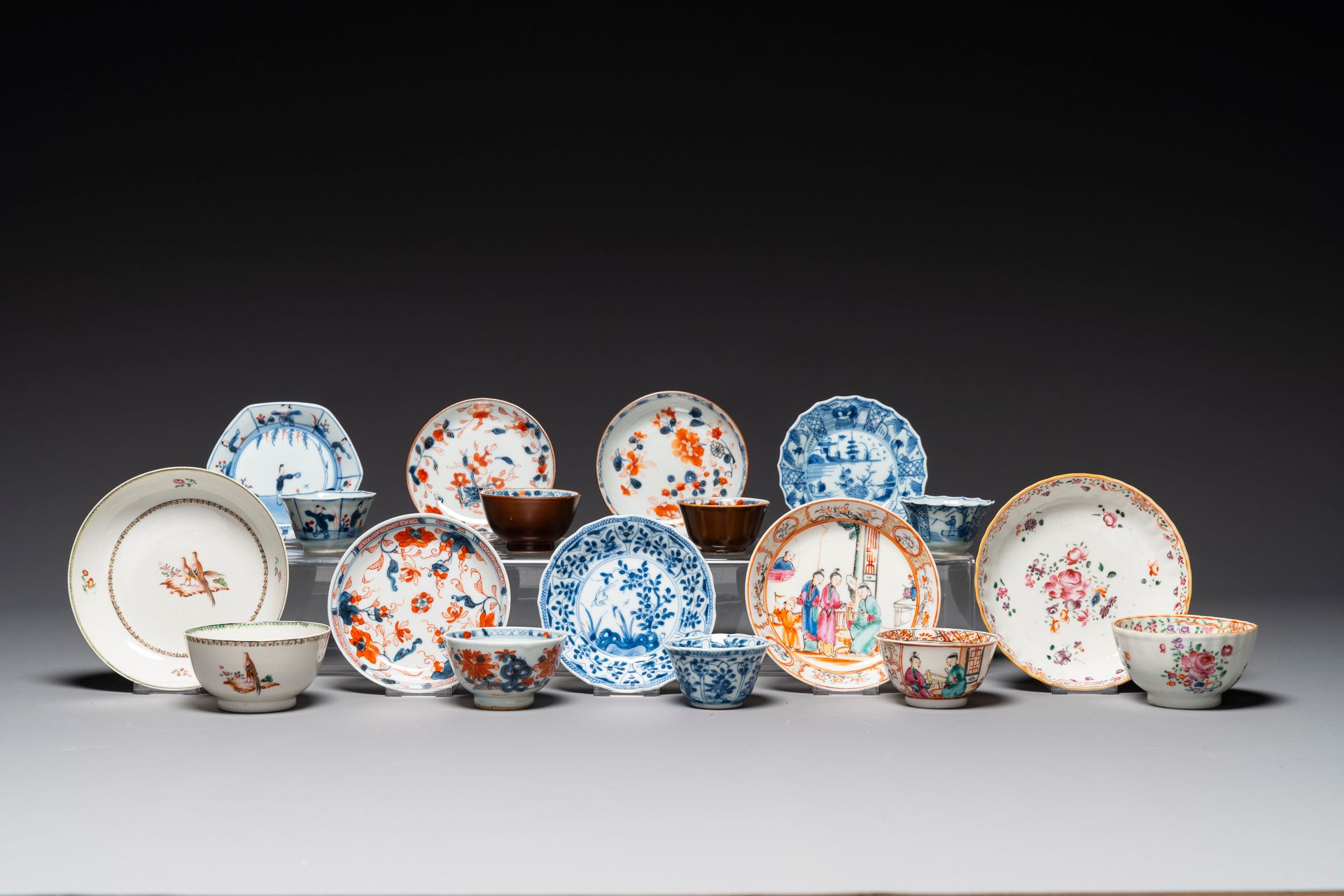 Nine Chinese blue and white, famille rose et Imari-style cups and saucers, Kangx&hellip;