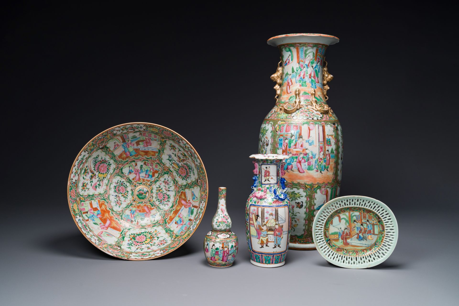 Three Chinese Canton famille rose vases, a large bowl and a plate, 19/20th C. Tr&hellip;