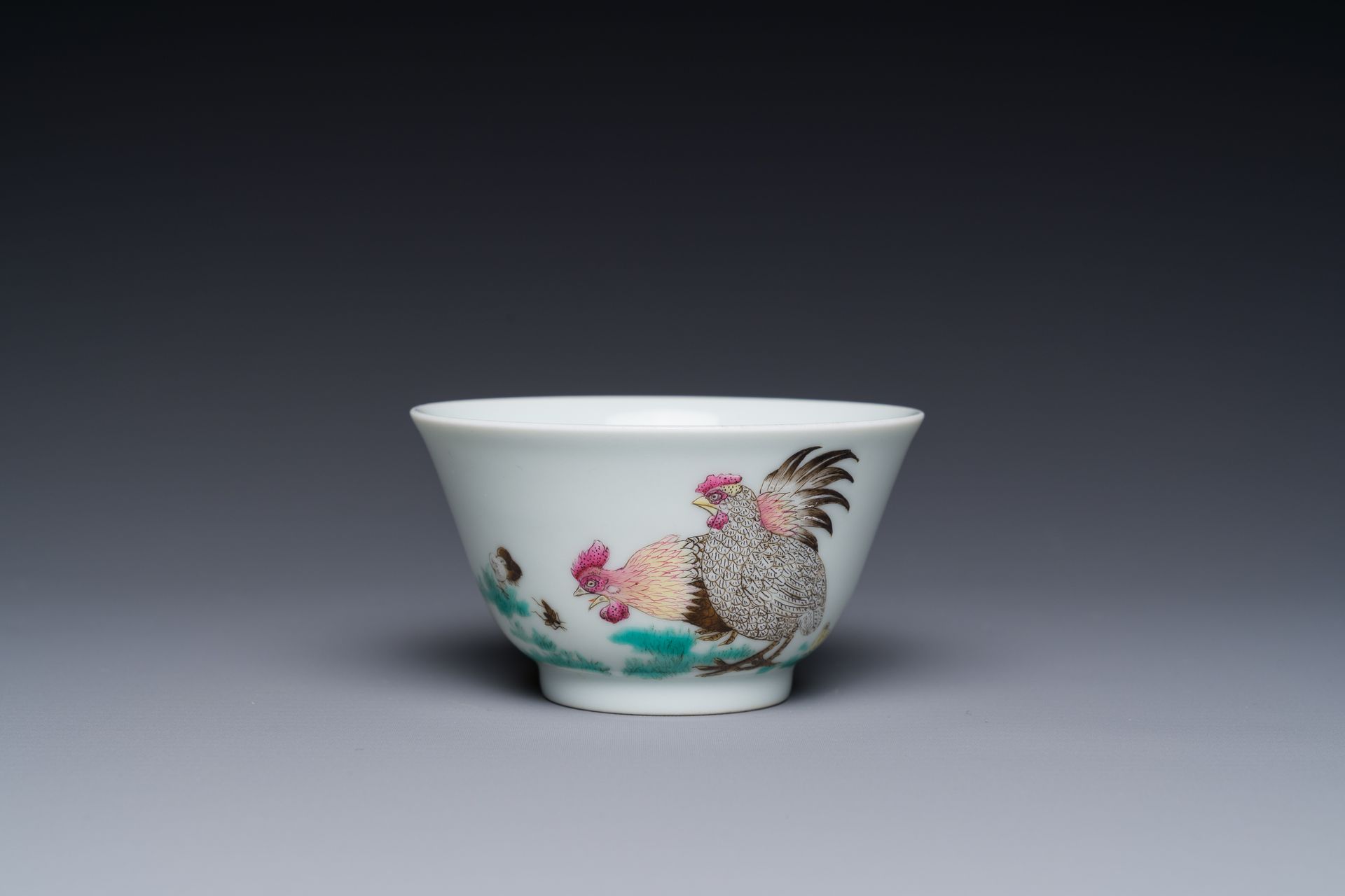 A Chinese famille rose 'chicken' cup, Yongzheng mark, 18/19th C. Coupe en forme &hellip;