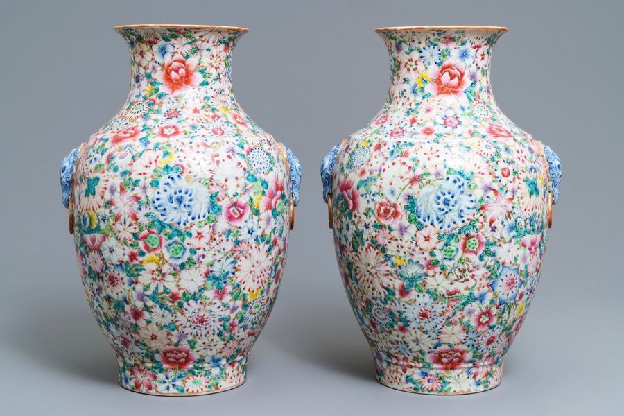 Null Une paire de vases en porcelaine de Chine famille rose, marque de Qianlong,&hellip;