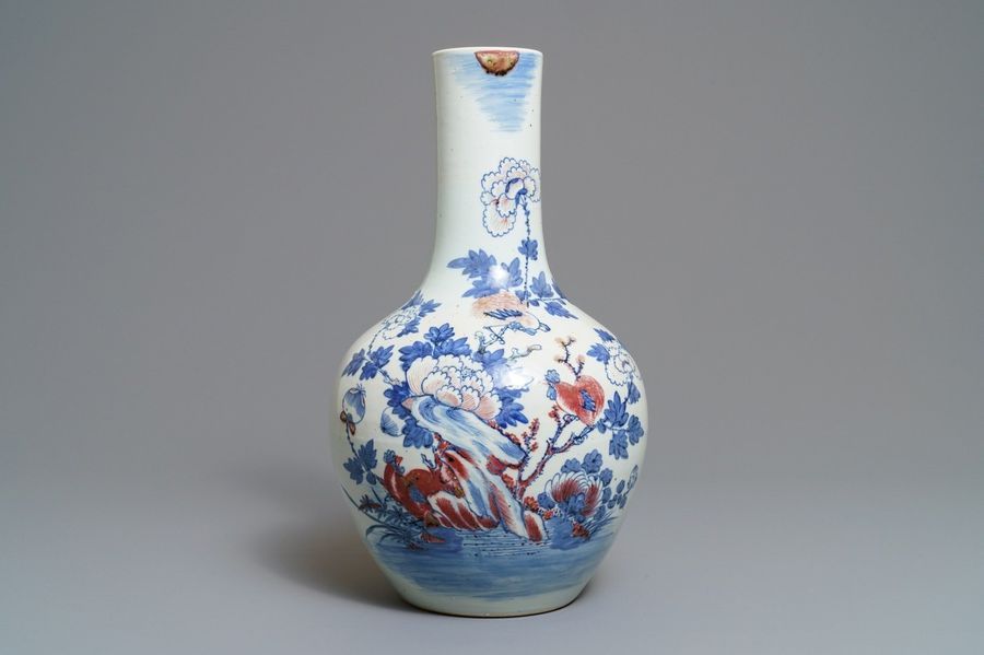 Null Un vase en porcelaine de Chine bleu, blanc et rouge à décor de coqs, 19ème