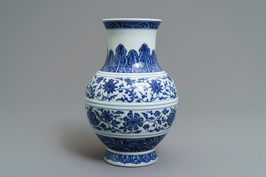 Null Un vase en porcelaine de Chine bleu et blanc à décor de rinceaux floraux, m&hellip;
