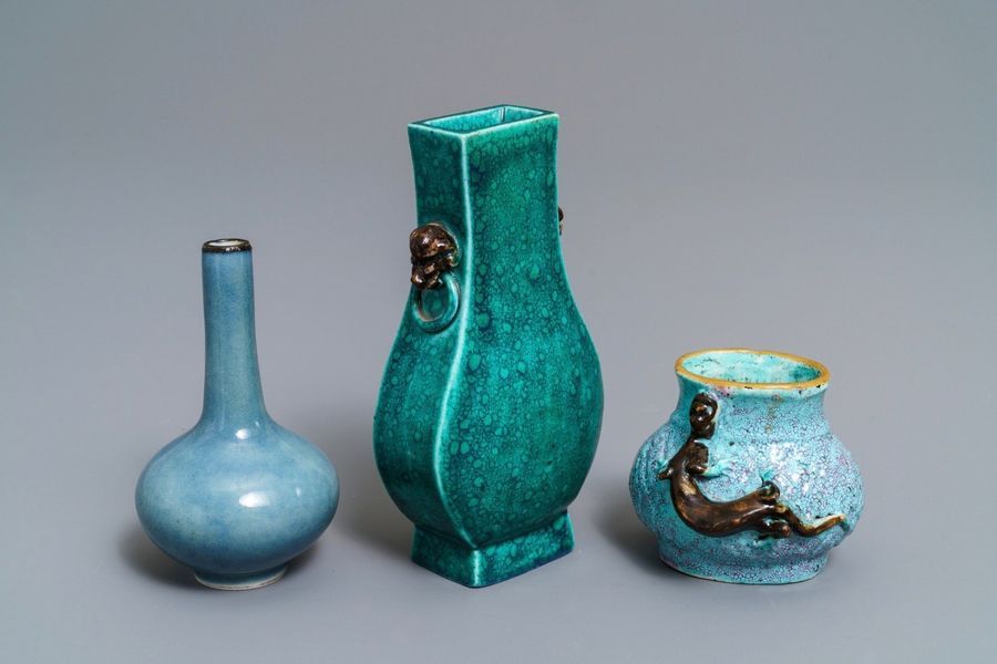 Null Trois petits vases en porcelaine de Chine monochrome, 19/20ème
