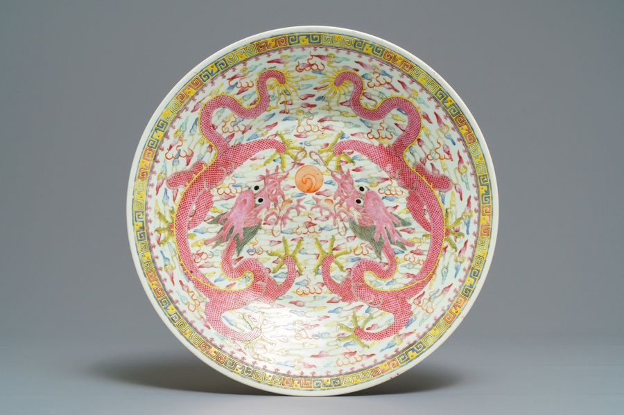 Null Un plat en porcelaine de Chine famille rose à décor de dragons, marque de Q&hellip;