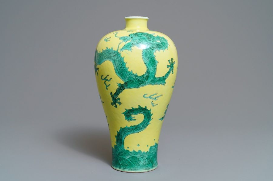 Null Un vase de forme meiping en porcelaine de Chine à décor de dragons en vert &hellip;