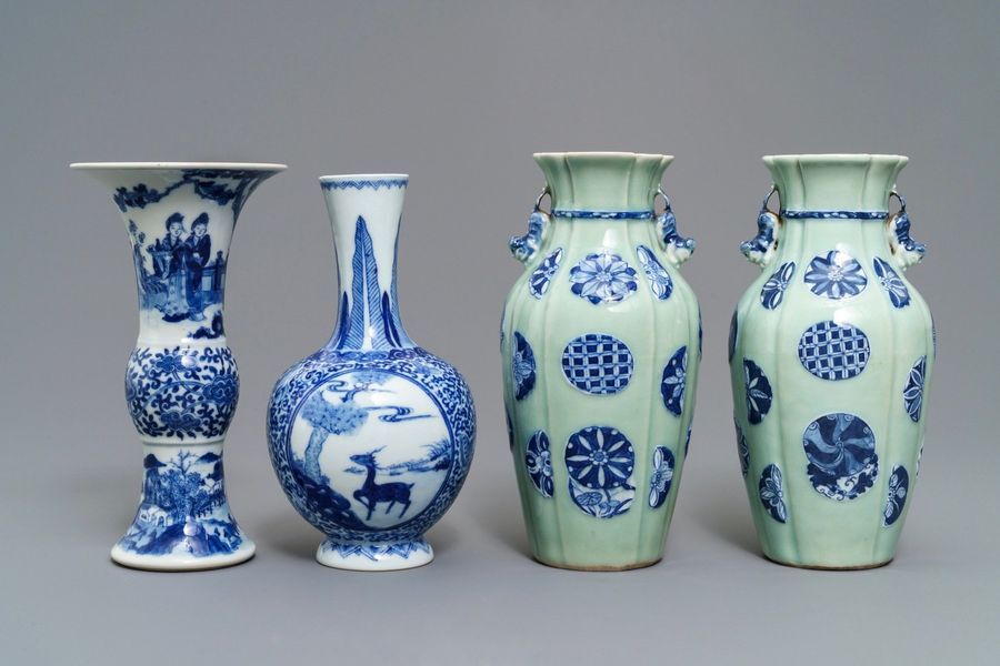 Null Quatre vases en porcelaine de Chine bleu, blanc et céladon, 19/20ème