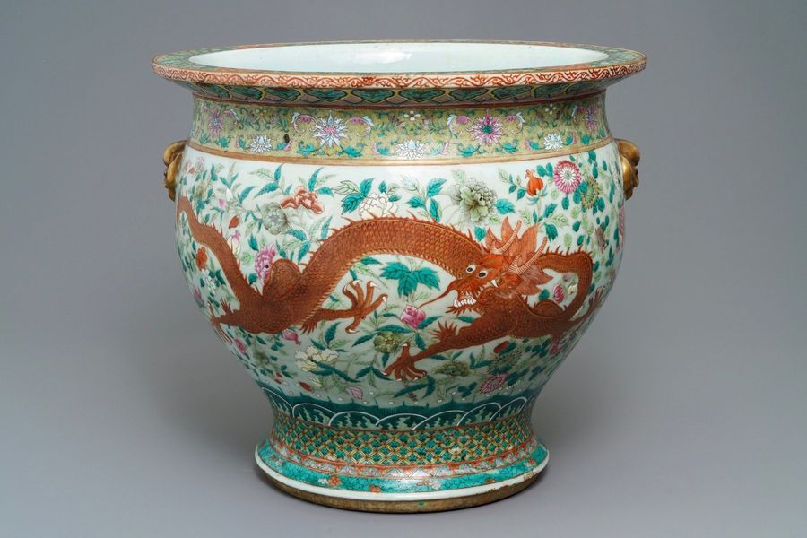 Null Un grand aquarium en porcelaine de Chine famille rose à décor de dragons, J&hellip;