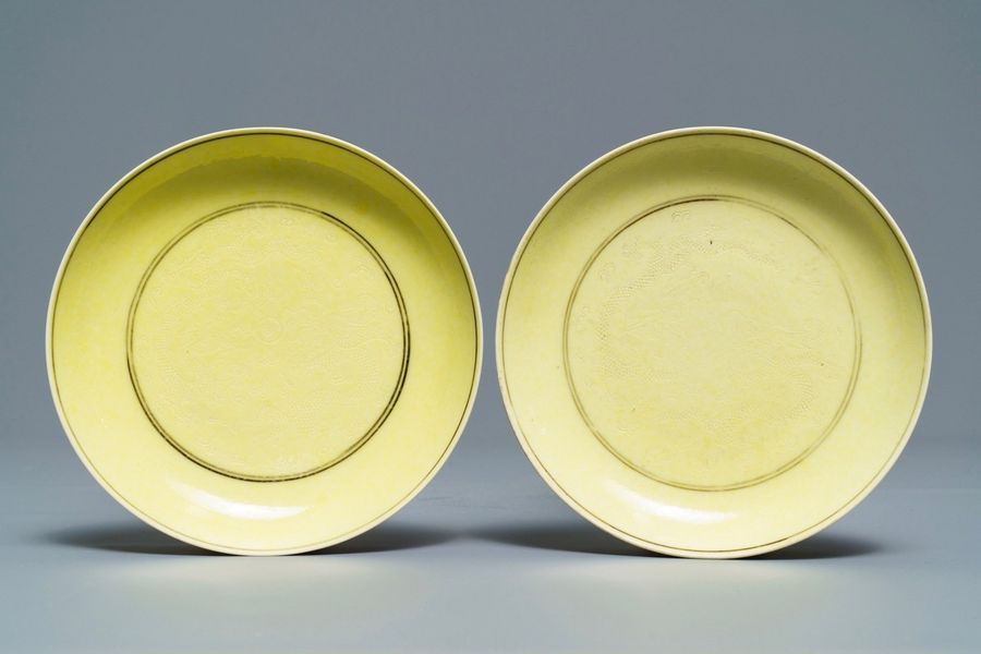 Null Une paire de coupes en porcelaine de Chine jaune monochrome à décor de drag&hellip;