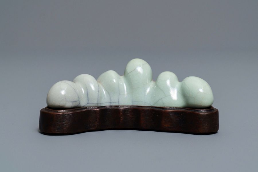 Null Un repose-pinceaux en porcelaine de Chine de type ge, marque de Qianlong, 1&hellip;