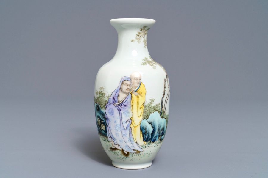 Null Un vase en porcelaine de Chine fencai à décor de figures dans un paysage, m&hellip;