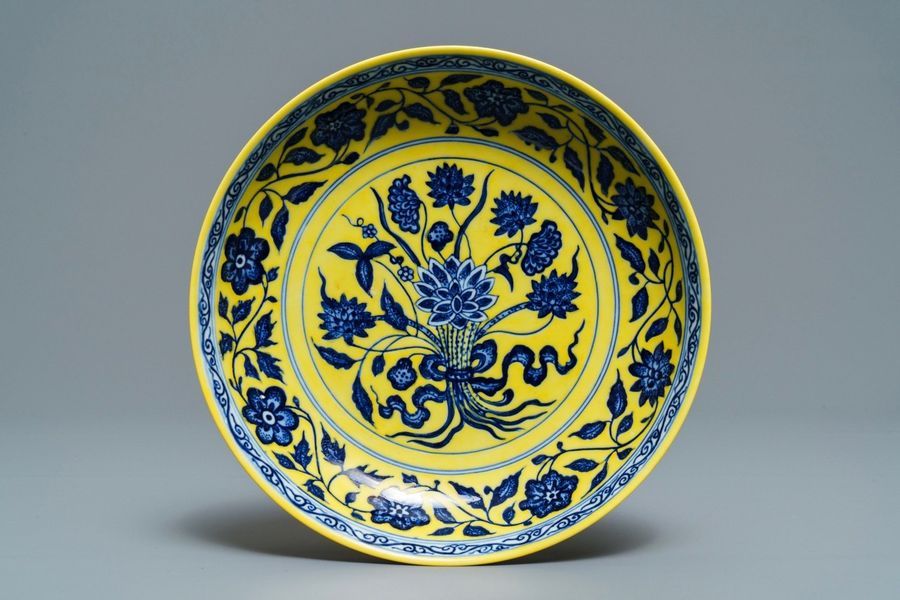 Null Une assiette en porcelaine de Chine à décor d'un bouquet en bleu et blanc s&hellip;