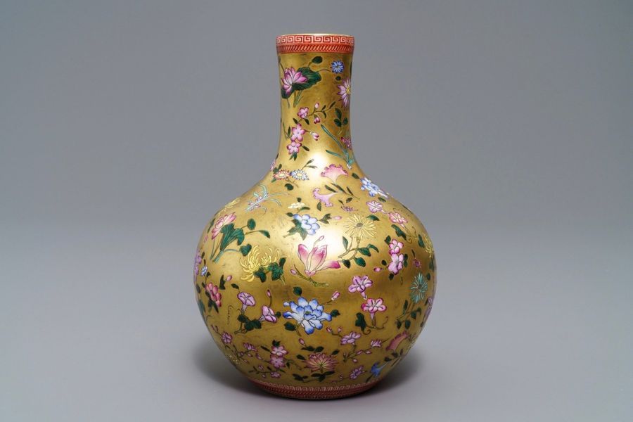 Null Un vase de forme bouteille en porcelaine de Chine famille rose à fond doré,&hellip;