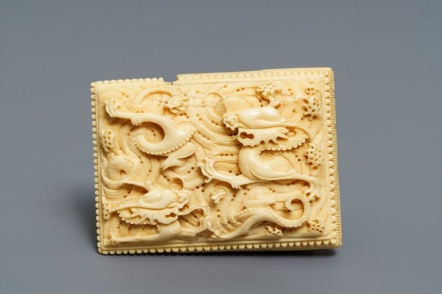 Null Un boucle de ceinture en ivoire à décor de dragons, Wanli